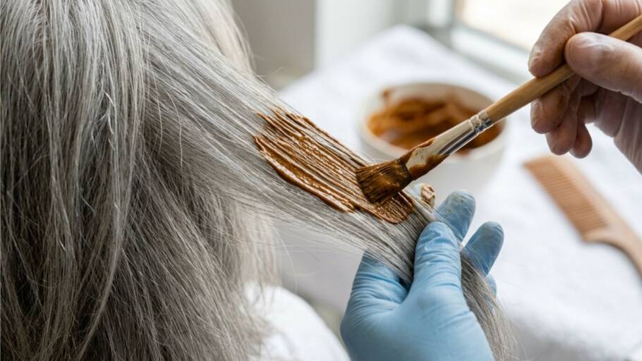 A henna é uma opção de coloração suave para quem tem cabelo grisalho