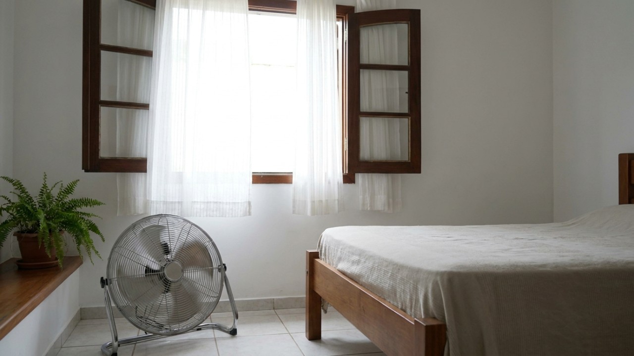 Manter hábitos de ventilação diária e afastar os móveis das alvenarias impede o desenvolvimento de fungos e manchas escuras.