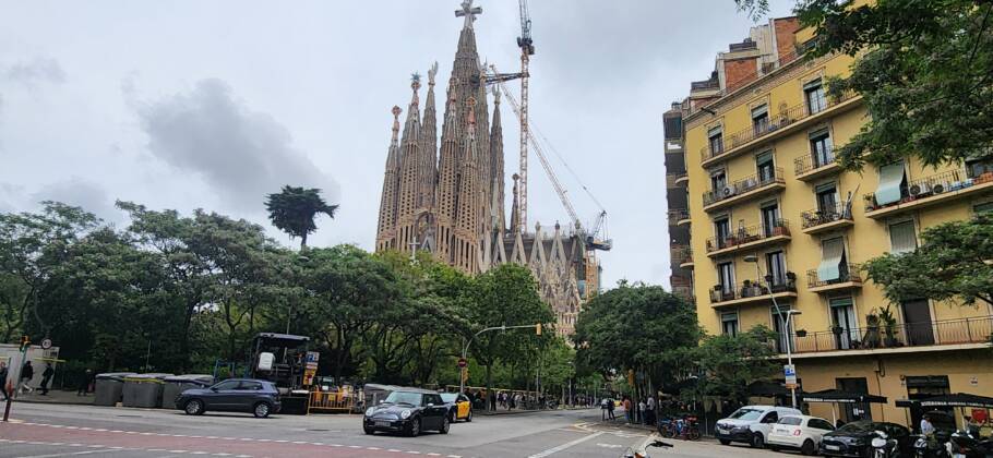 A Basílica da Sagrada Família desponta na paisagem de Barcelona