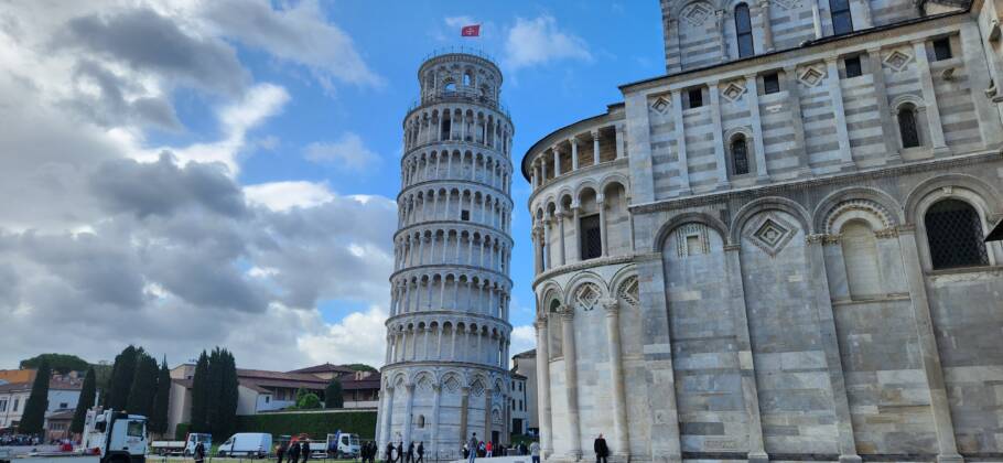 A famosa Torre de Pisa se destaca na Piazza dei Miracoli