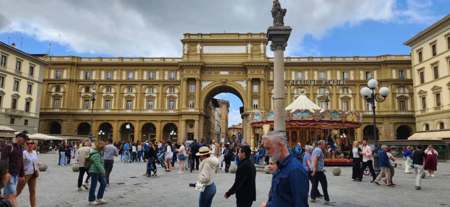Piazza della Repubblica com o histórico Hotel Pendini, de 1879
