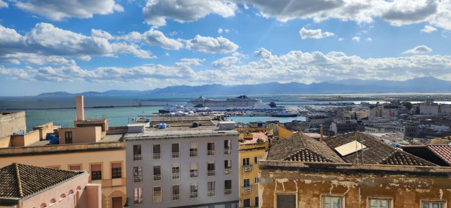 Vista do Porto de Cagliari, com o MSC Splendida ao fundo, a partir do Bastione di Saint Remy