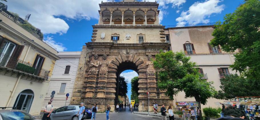 Porta Nuova é um dos monumentos mais emblemáticos de Palermo