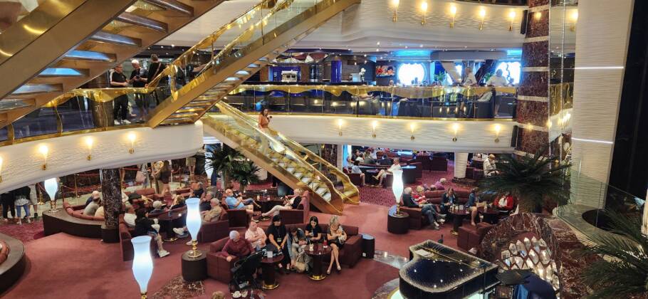 O átrio central do MSC Splendida com as famosas escadas revestidas com cristas Swarovski