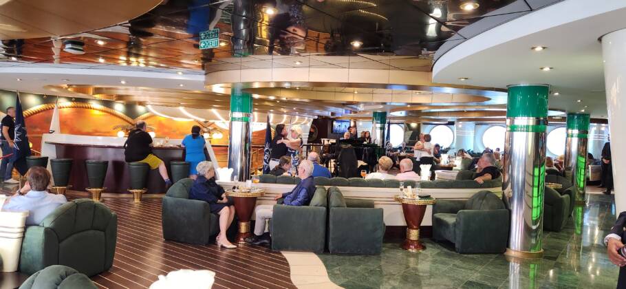 Um dos bares do MSC Splendida