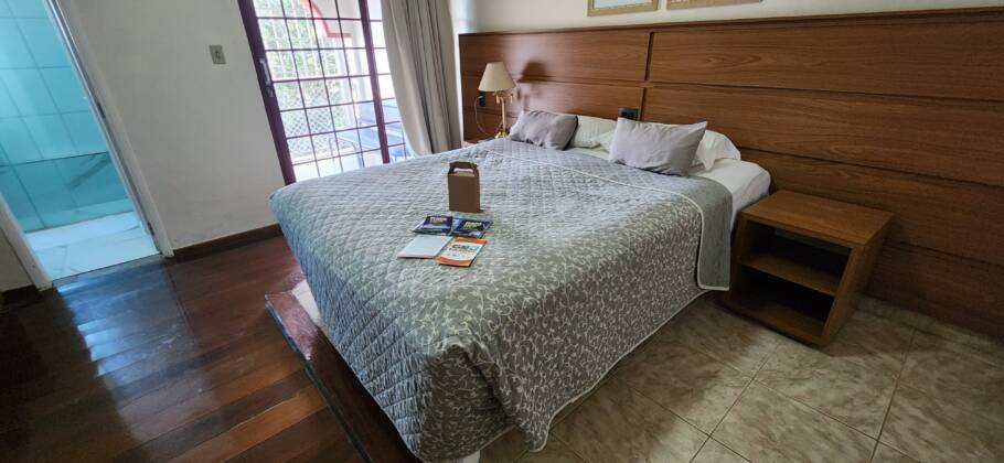 Um dos quartos do Tamareiras Park Hotel, que ainda preserva a arquitetura clássica