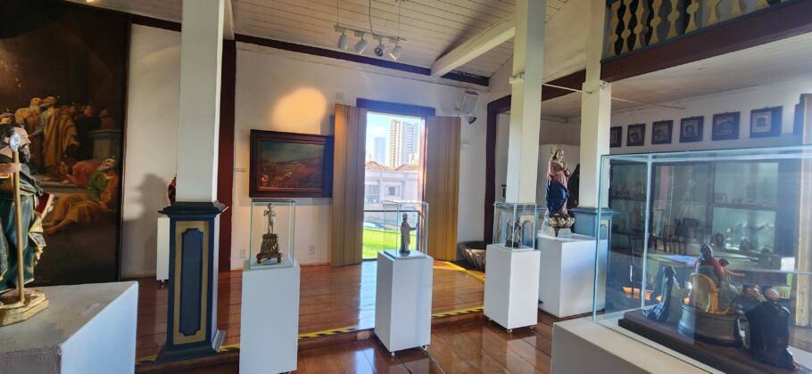 Peças em exposição no Museu de Arte Sacra de Uberaba