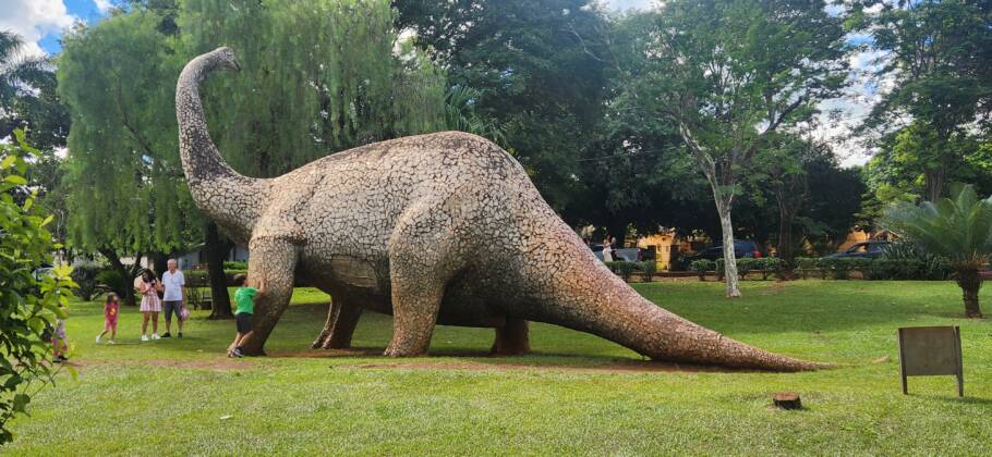 Réplica de um Uberabatitan ribeiroi, o maior dinossauro já descoberto no Brasil
