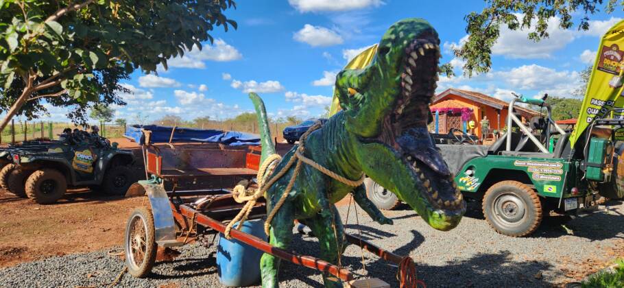 A Dino’s Tour oferece passeios pelos quadriciclos pelos geosítios de Peirópolis