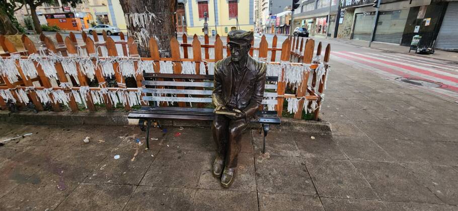 Estátua em bronze do médium Chico Xavier no centro de Uberaba