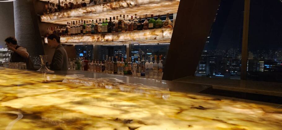 O charmoso bar do Baio Cozinha Sulista, no 23º andar do W São Paulo