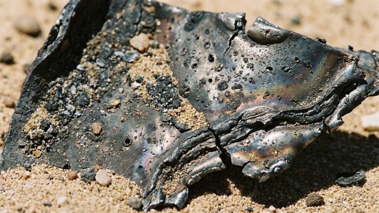 Fragmentos de foguete espacial resistem à reentrada atmosférica e chegam à costa da Australia.