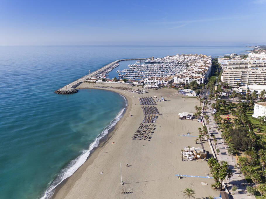 Vista da praia e da marina de Puerto Banús, em Marbella