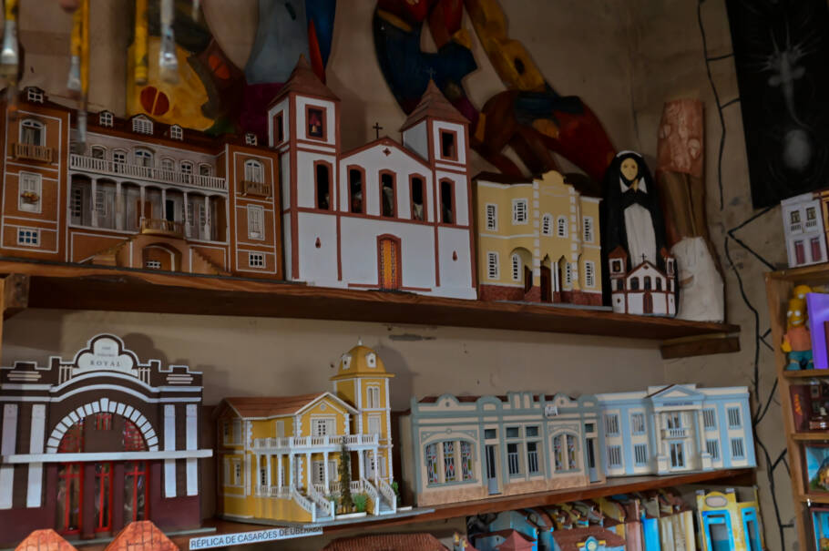 Maquetes de edifícios históricos de Uberaba feitas pelo artesão José Eduardo Araújo