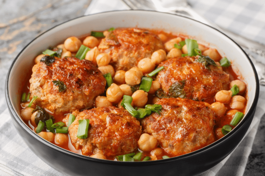 Almôndegas com linhaça ao molho de tomate e grão-de-bico (Imagem: Sergii Koval | Shutterstock)