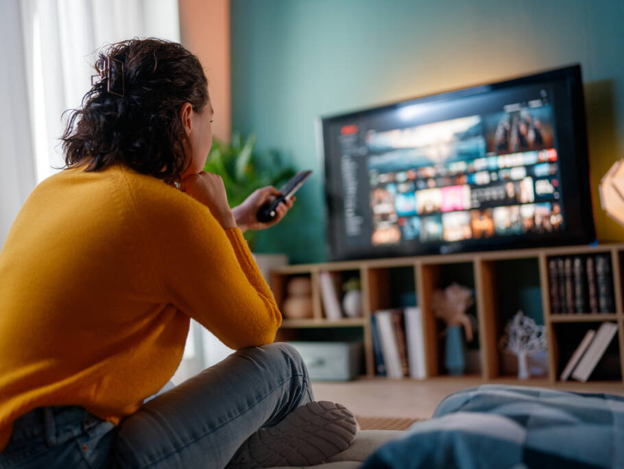 Assistir televisão com muita frequência na meia-idade pode estar ligado a alterações cerebrais preocupantes décadas depois