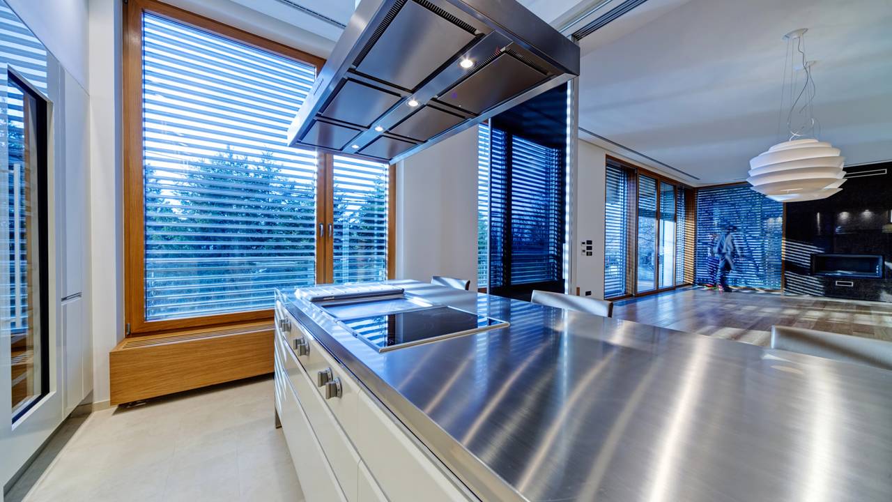 O aço inox pode substituir o granito? Conheça os benefícios, cuidados e tendências que marcam as cozinhas em 2026.