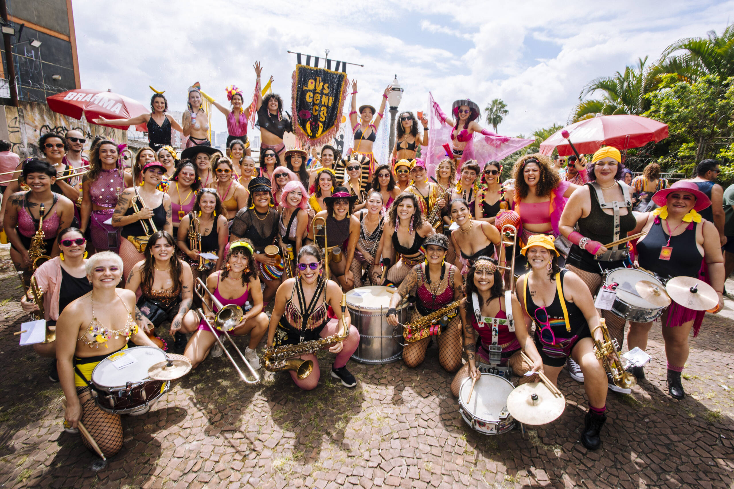 Formada apenas por mulheres, a fanfarra As Obscênicas homenageia grandes vozes femininas da música brasileira