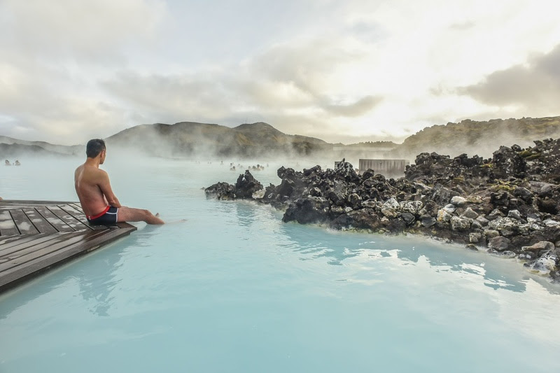 Banhos termais ao entardecer ajudam o corpo a desacelerar e preparam para uma noite de sono profundo; na foto, a Blue Lagoon, na Islândia