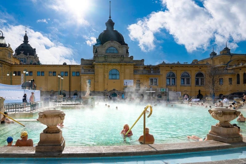 O Széchenyi é um dos maiores complexos termais da Europa, inaugurado em 1913