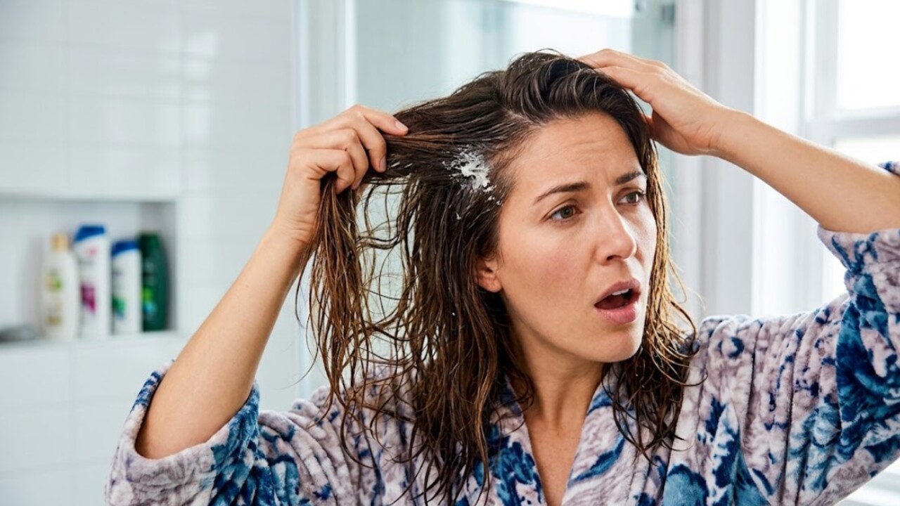 Mulher enxaguando o cabelo de forma incorreta