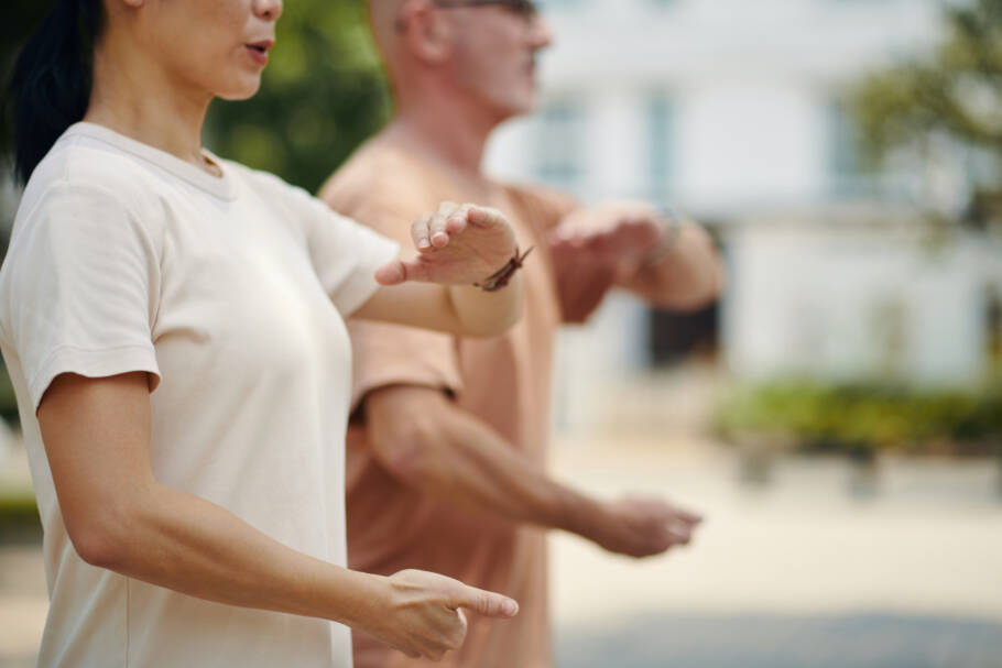 Praticantes da caminhada Tai Chi elogiam os benefícios da modalidade
