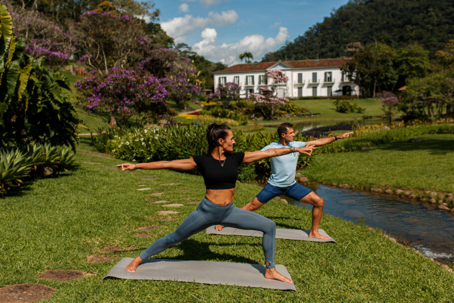 A agenda da Casa Marambaia contempla aulas de yoga ao ar livre