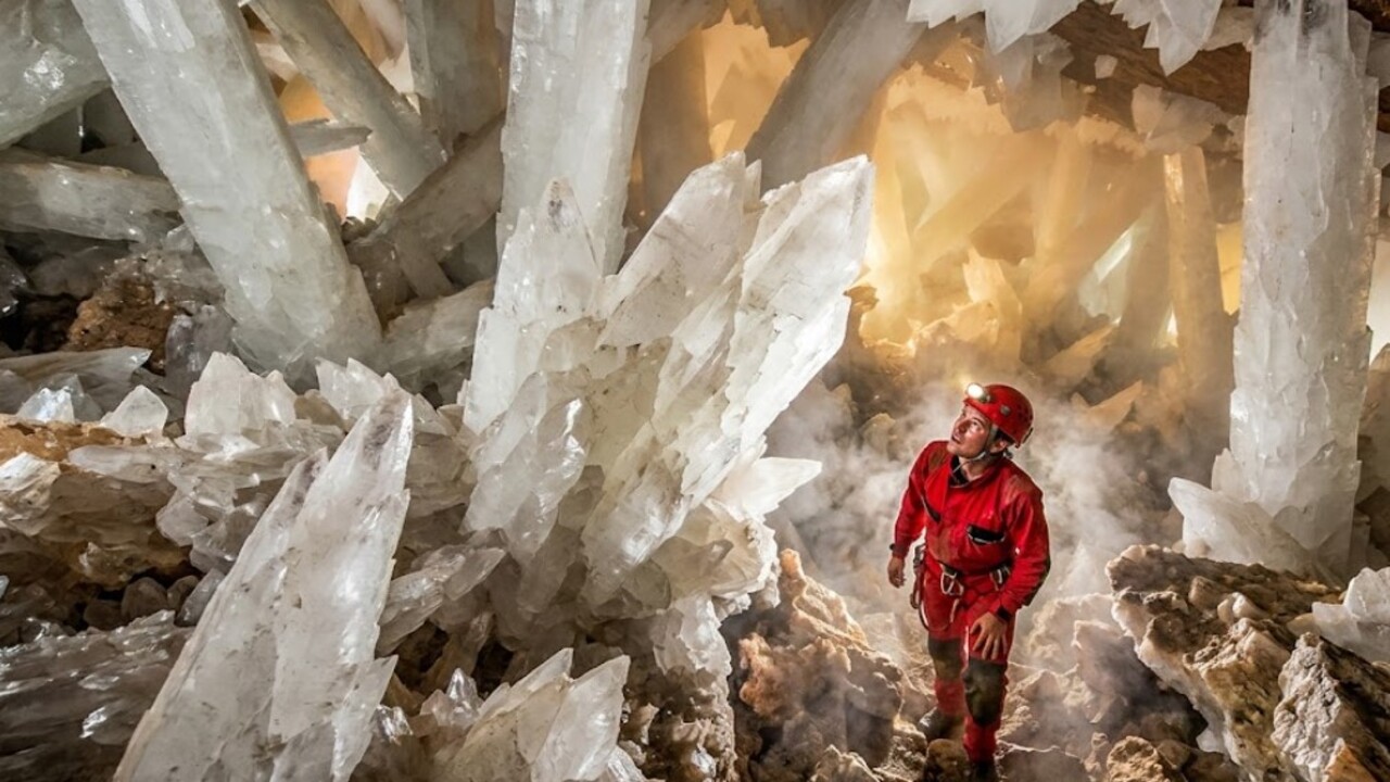 A Caverna dos Cristais Gigantes, localizada na mina de Naica, no México, guarda formações naturais impressionantes