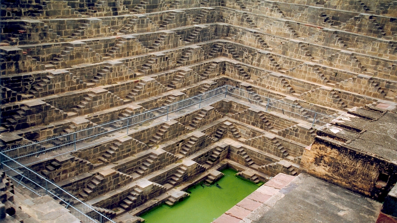 O Chand Baori desafia a imaginação com seus 3.500 degraus perfeitamente alinhados e um desenho geométrico fascinante