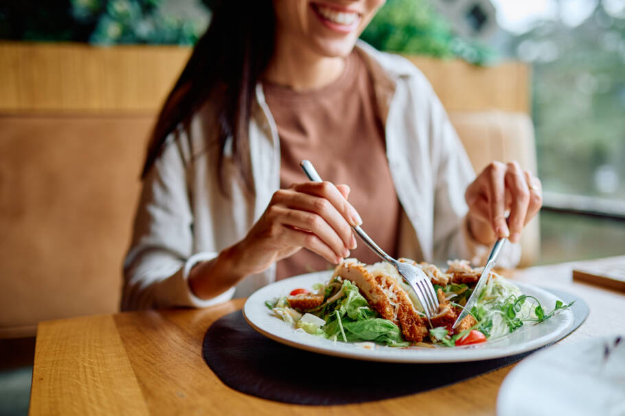 Comer dentro de um período diário mais curto pode ajudar a proteger certas habilidades cognitivas à medida que as pessoas envelhecem