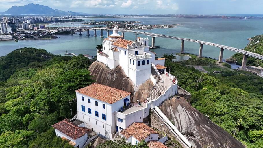 Convento da Penha, em Vilha Velha, com a cidade de Vitória ao fundo