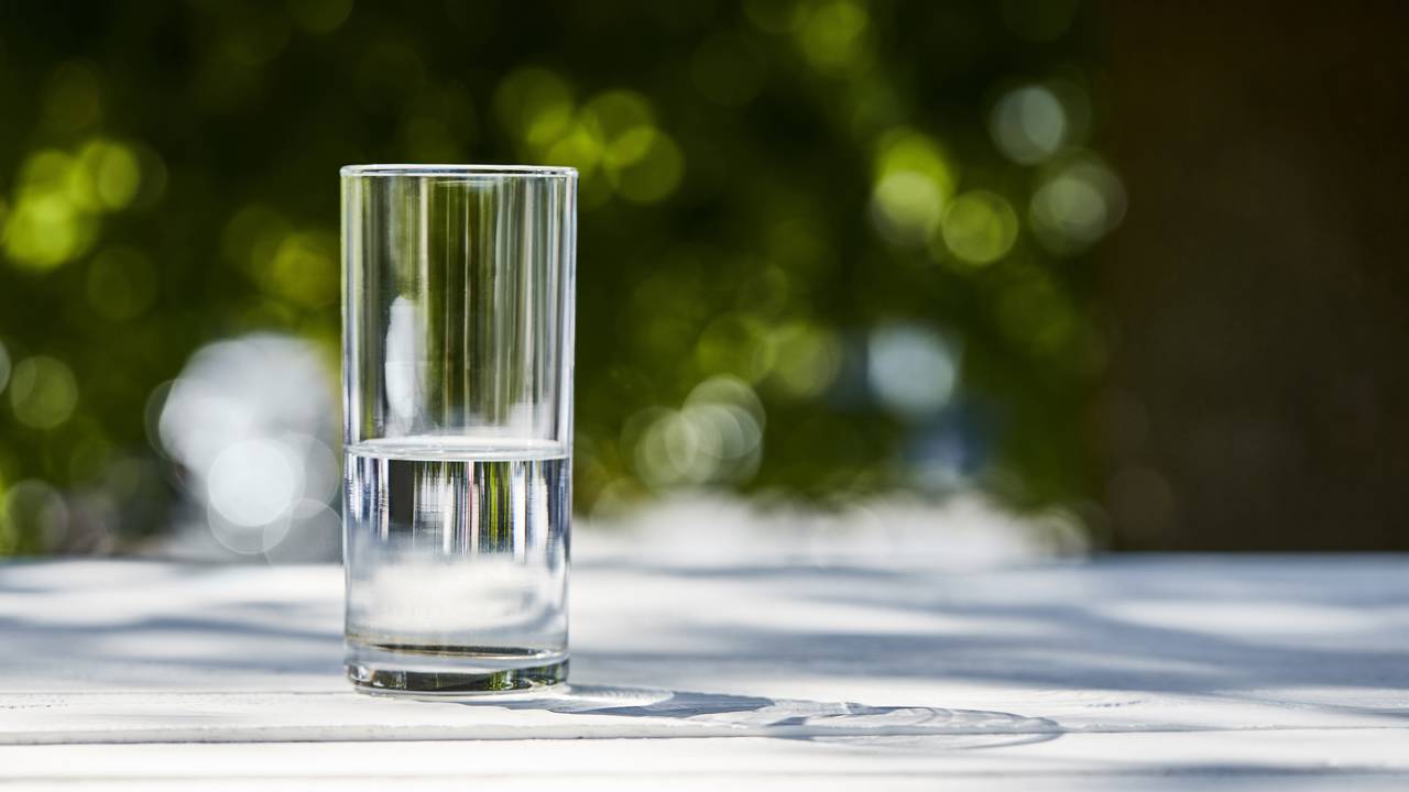 O teste da moeda é fácil de fazer e pode ajudar a identificar um descongelamento do freezer, mas não substitui a avaliação dos alimentos.