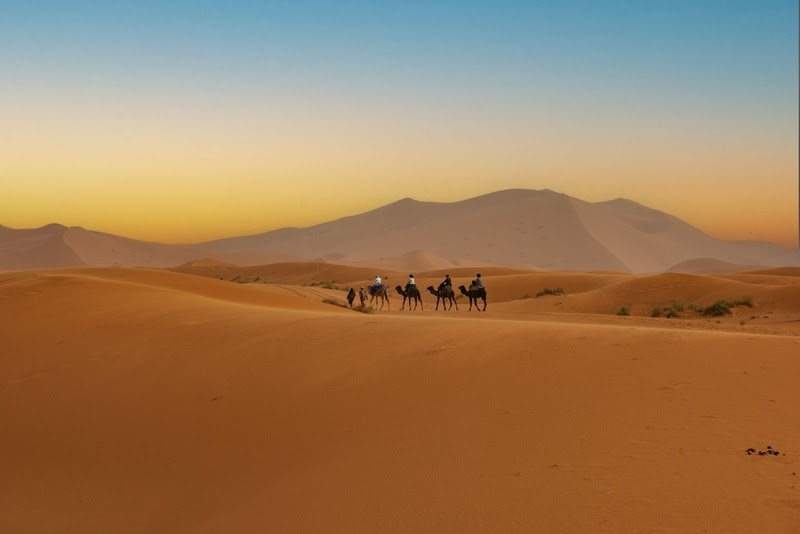 Nas dunas de Erg Chebbi, a noite em tenda berbere é iluminada apenas pelas estrelas