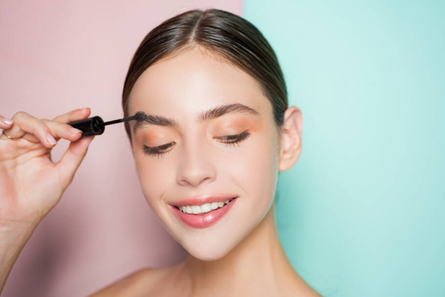 Para criar o efeito de brow lamination, o ideal é aplicar o gel no sentido natural dos fios (Imagem: Parilov | Shutterstock)