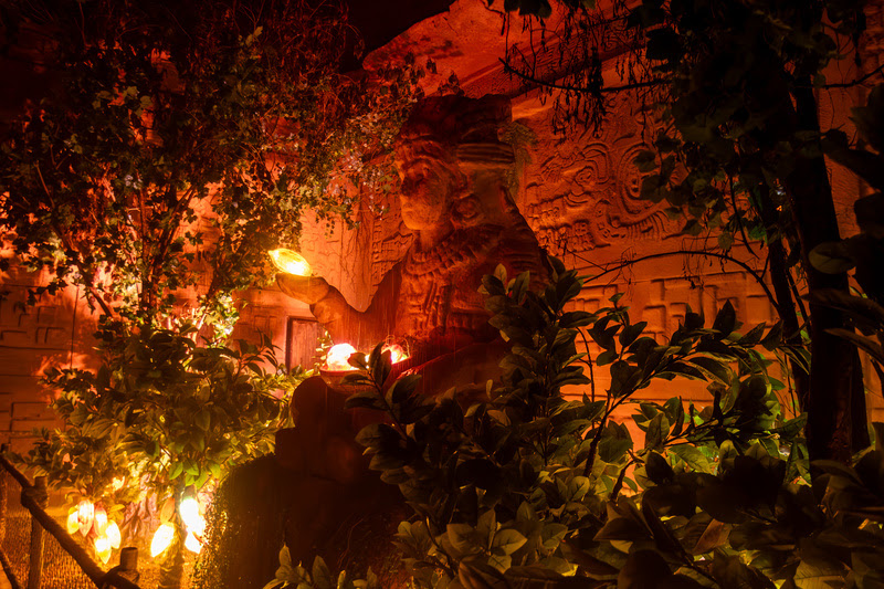 Detalhes da parte do interior da Enigmaya, uma das atrações do parque temático da Cacau Show