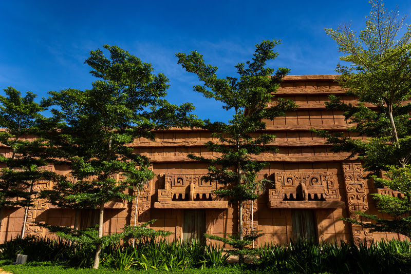 Fachada da Enigmaya, primeira Mad House da América Latina, é uma das atrações do parque temático da Cacau Show
