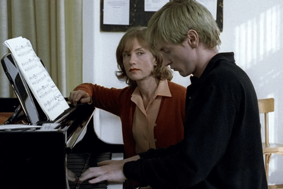 Em “A Professora de Piano”, uma respeitada pianista vê sua rotina mudar quando um novo aluno desperta seus desejos (Imagem: Reprodução digital | Filmicca)