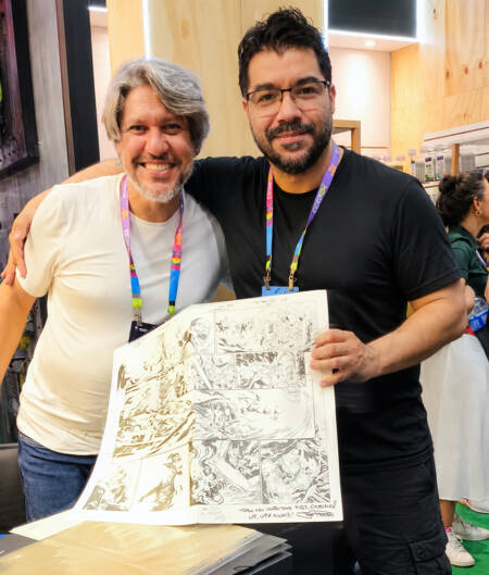 Ivan Reis autografa uma página original de Lanterna Verde para Cassiano Pinheiro.