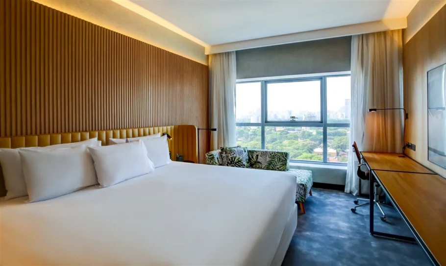 Interior de um dos quartos do Grand Mercure Pinheiros