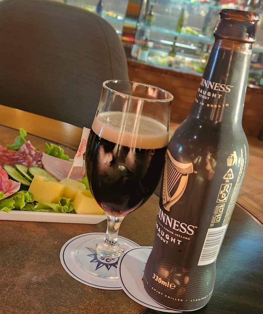 Bares oferecem uma variedade de cerveja, como a irlandesa Guinness