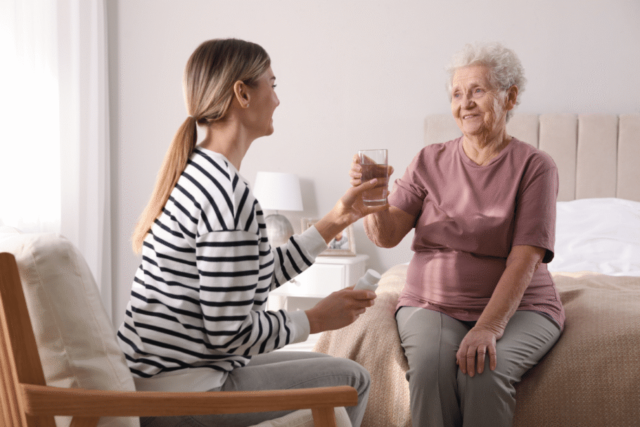 Para os idosos, o nível de hidratação após cirurgia deve ser ainda maior (Imagem: New África | Shutterstock)