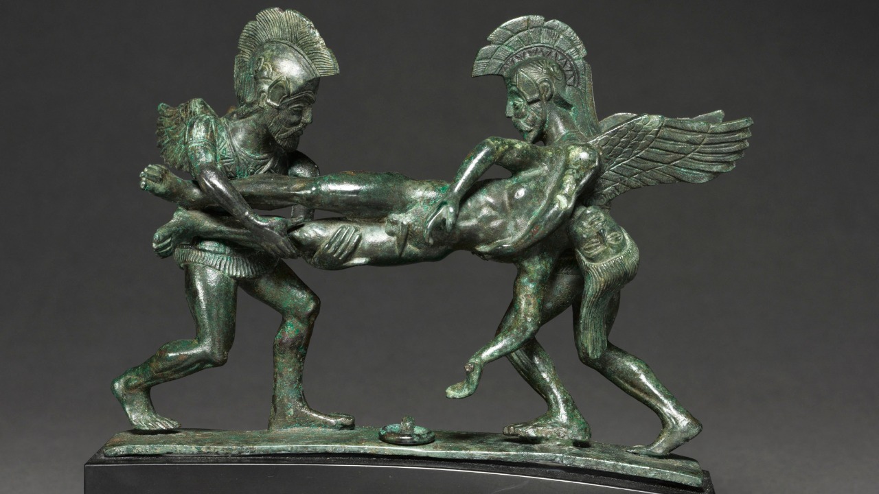 Artesãos etruscos adaptavam narrativas gregas com foco em temas funerários.