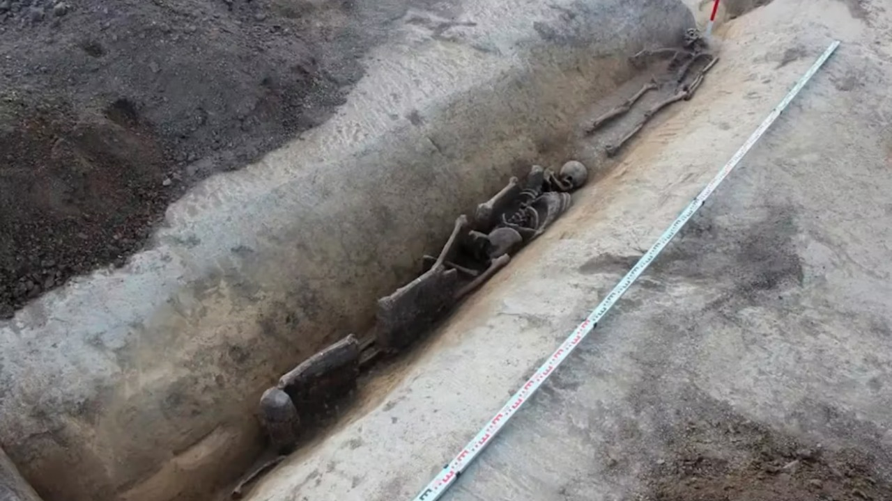 Ossos achados em poços indicam sepultamentos de crise sem rituais.