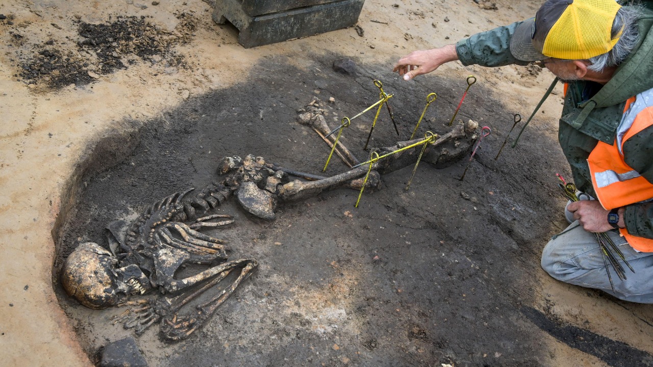 Uma lesão craniana grave e o local incomum sugerem um possível ritual.