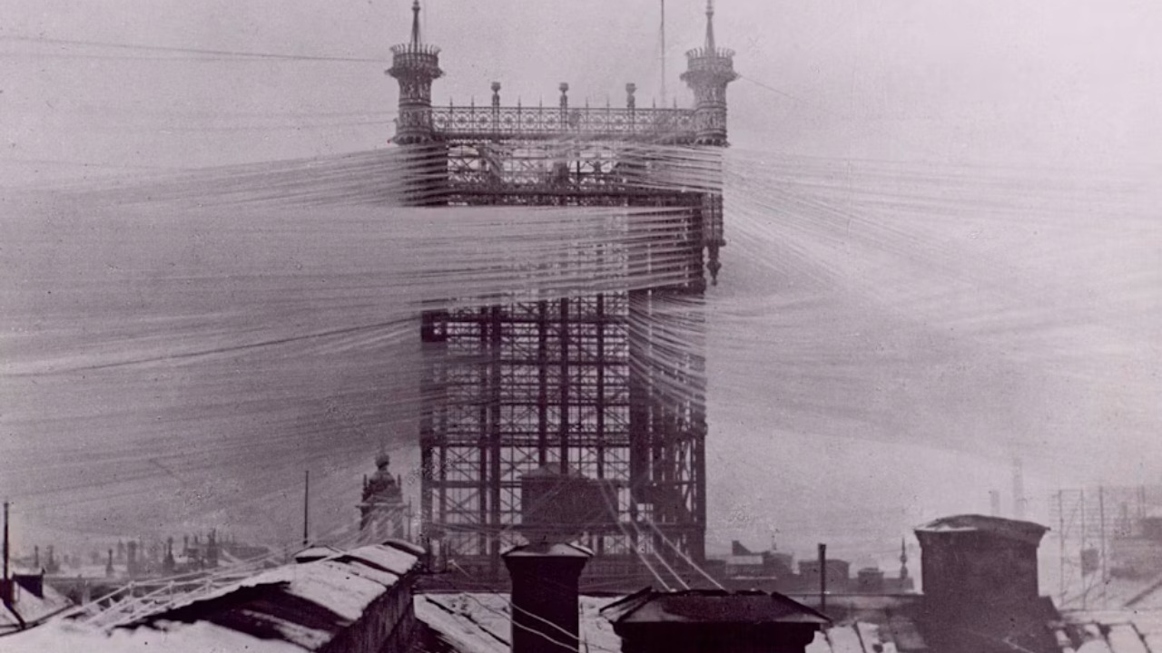 Antiga torre telefônica de Estocolmo marcou a história da comunicação.