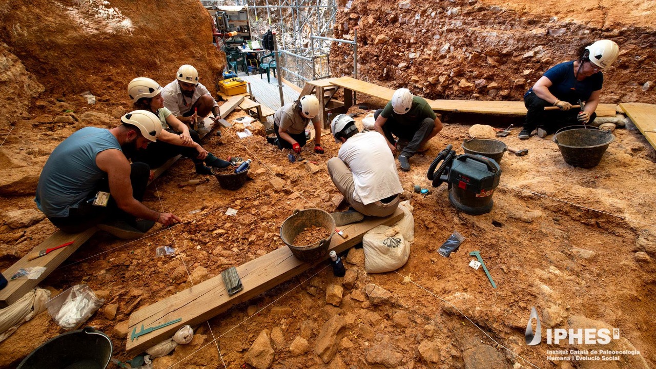 Fragmentos ósseos escavados em caverna espanhola revelam marcas de ferramentas líticas.