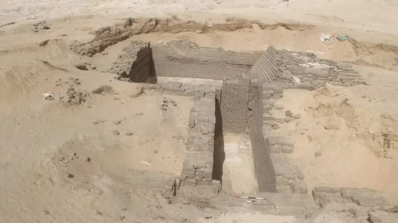 Estruturas milenares egípcias revelam a evolução arquitetônica anterior às grandes pirâmides.