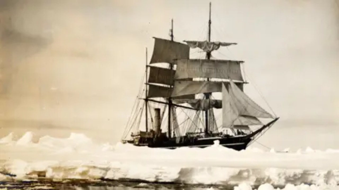 Tecnologia de ponta registra o navio no fundo do oceano.