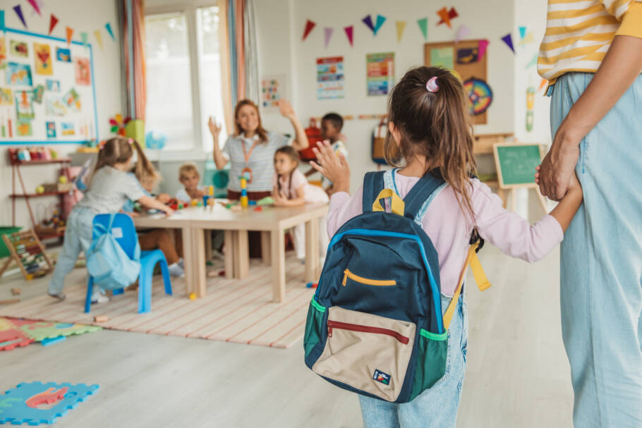 Especialista destaca que o diálogo entre famílias e professores pode tornar a volta às aulas mais acolhedora; confira dicas.