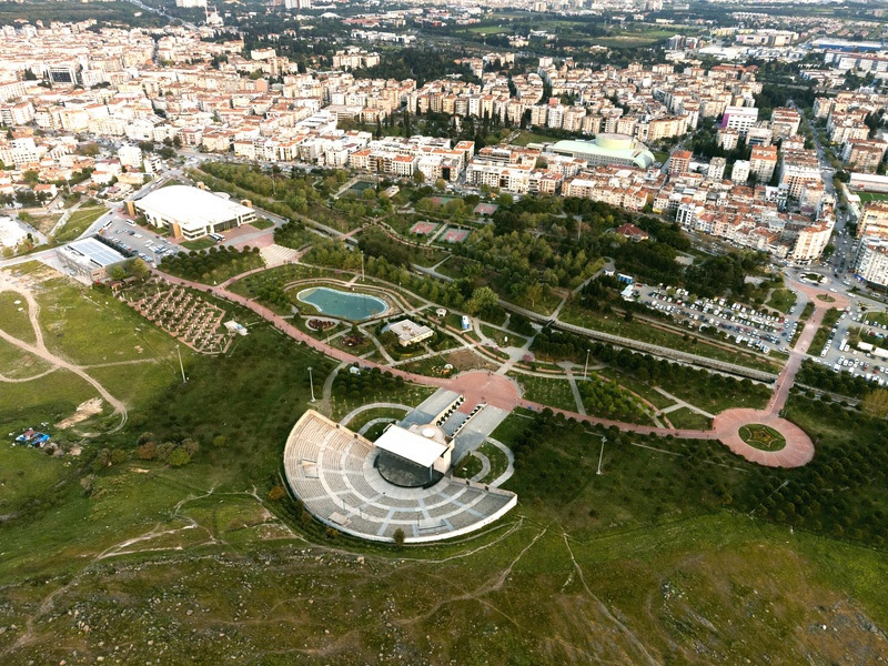 Vista aérea do Anfiteatro ao Ar Livre Aşık Veysel Bornova, na cidade de Izmir